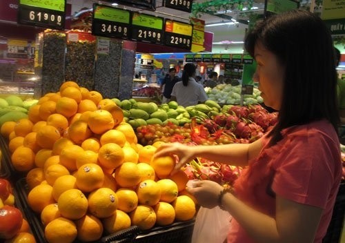So với loại cam Mỹ bán trong siêu thị giá 60.000đ/kg, cam Trung Quốc có màu sắc, kích cỡ tương tự